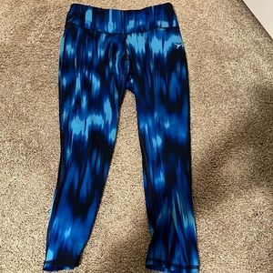 Old Navy active wear blue cropped leggings.